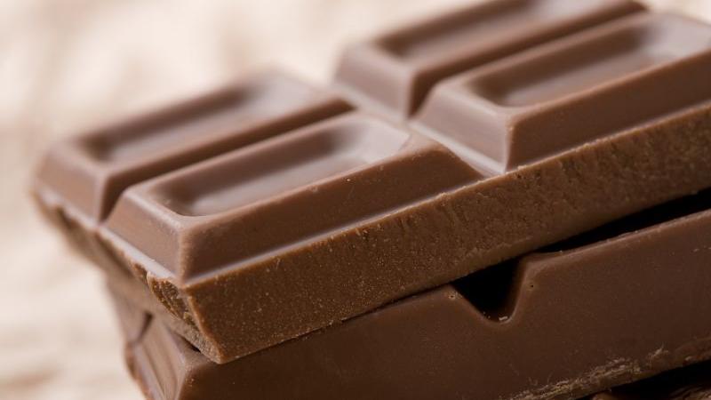 Schokolade in Massen: Ganze neun Kilo Schokolade hatte eine Frau in Braunschweig unter ihrem Rock versteckt. Was sie damit vorhatte, ist bislang noch unklar.