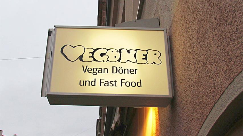 Der Vegöner beweist, leckerer Döner ist auch ohne Fleisch möglich. Der Laden im Stadtteil St. Johannis brummt und kommt mit seinem veganen Fastfood nicht nur bei Veganern an. Wer keine Lust auf Döner hat, kann auch zwischen verschiedenen Burger-Variationen wählen.