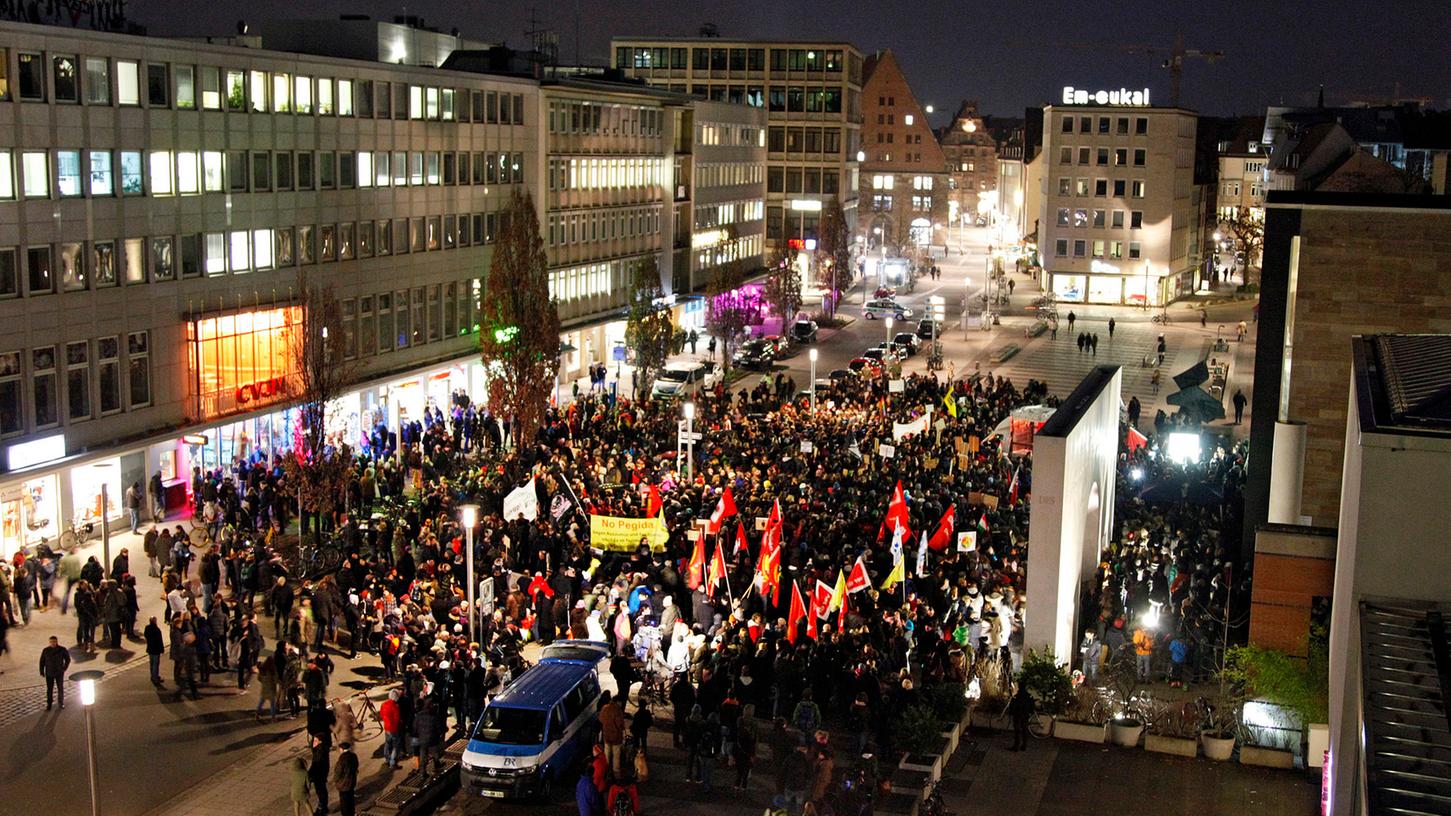 Auch am Donnerstagabend wird es wieder eine Gegendemo geben. Auch am Donnerstagabend wird es wieder eine Gegendemo geben.