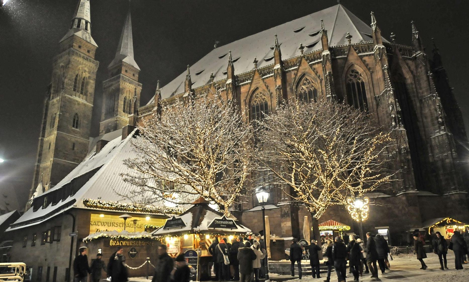 ... das "Bratwursthäusle", eine der bekanntesten Gaststätten Deutschlands. 15 Stufen führen hinunter in die Metzgerei, wo tagtäglich drei Metzger einige Tausend der berühmten kleinen Nürnberger Bratwürste herstellen. "An Spitzentagen sind es gut und gerne 8000", schätzt das "Bratwursthäusle". Von den 120 Plätzen auf den insgesamt drei Terrassen bleibt heute bei schönem Wetter kaum einer unbesetzt. Die Wirtsstube bietet 85 Plätze. Ihr Herzstück ist der offene Buchenholzgrill.