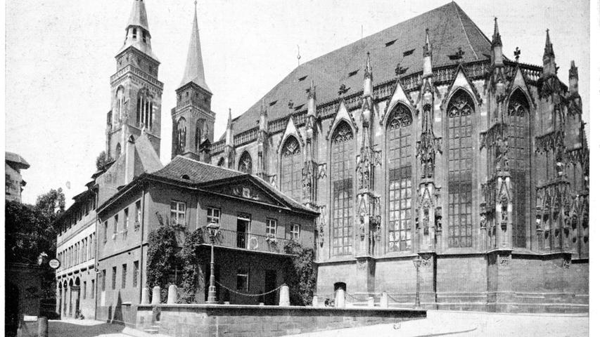 Eine historische Postkarte zeigt die Alte Hauptwache, die im Zweiten Weltkrieg zerstört worden ist. Seit weit über 50 Jahren steht dort ...