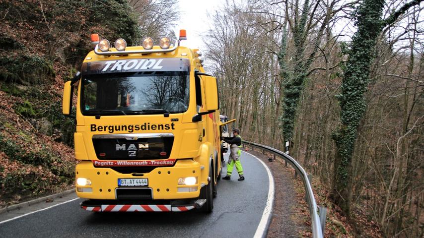 LKW rutscht zwischen Behringersdorf und Gößweinstein in Böschung