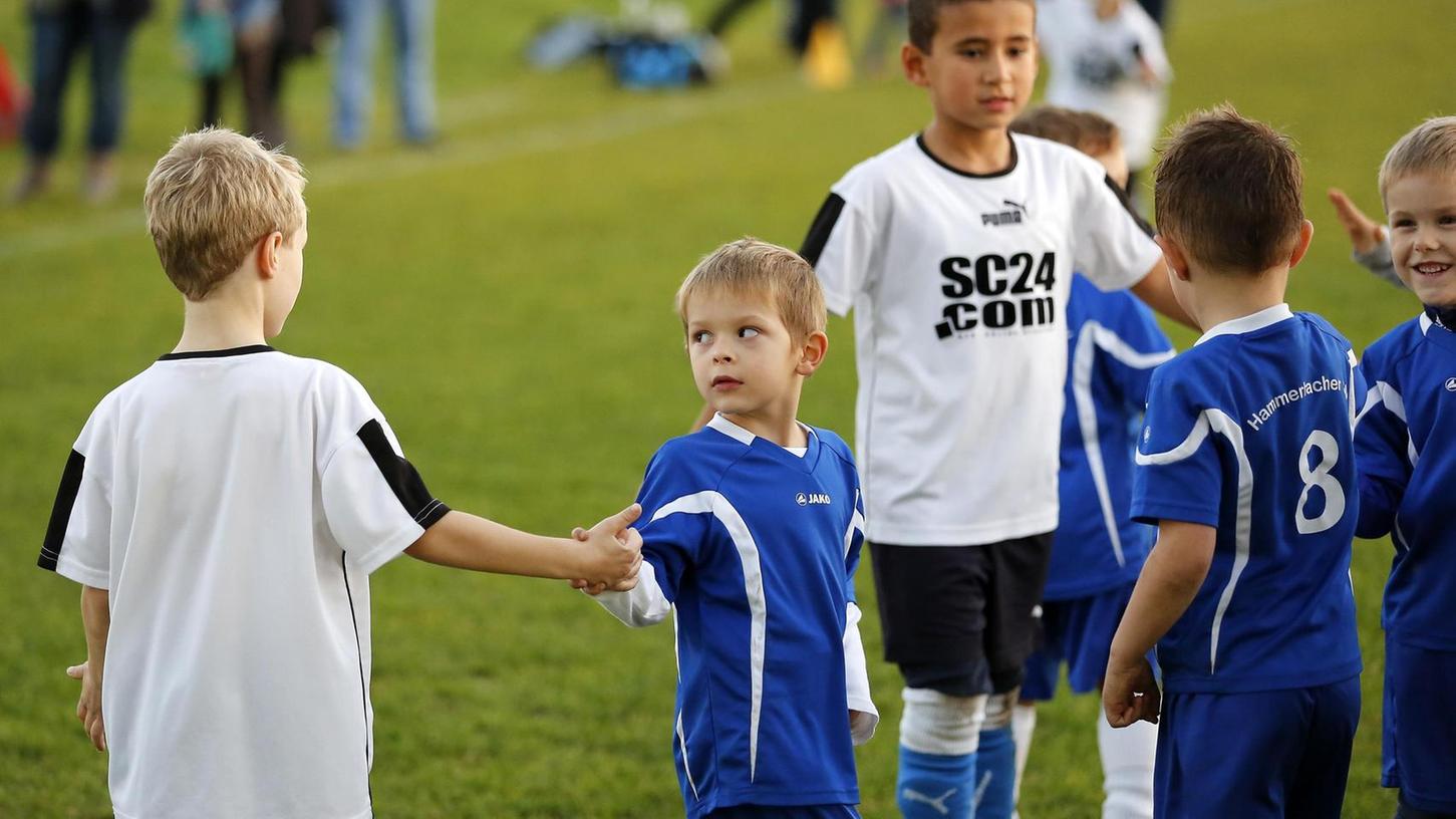 Fußball-Minis reichen Flüchtlingen die Hände