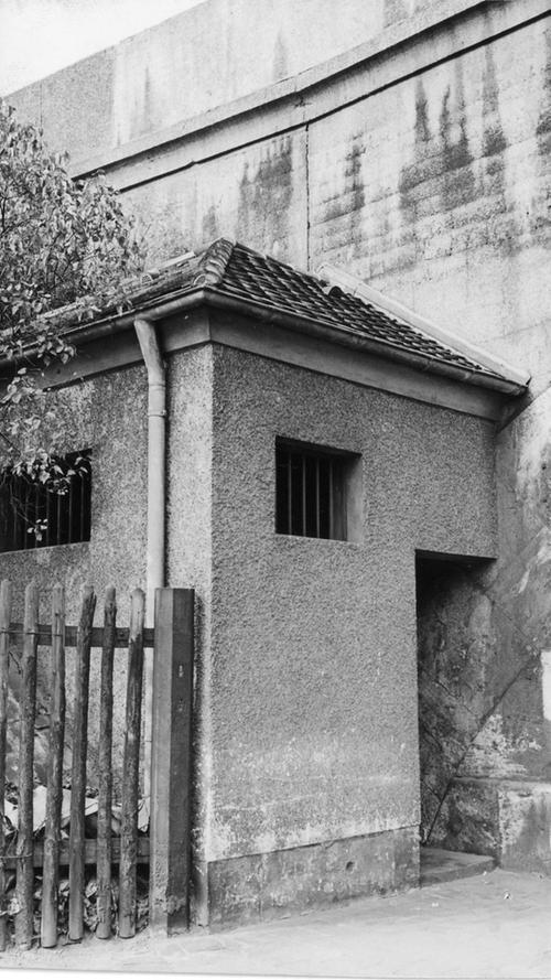 "Mehr für den romantisch-historischen Sinn der Nürnberger zeugt dieses Beispiel", schrieb die Zeitung 1962 über diese öffentliche Toilette am Marientunnel. Kaum zu glauben, mutet dieses Häuschen doch eher wie ein Knast an.
