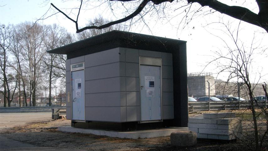 Die ersten anmutigen Hightech-Toiletten bahnen sich zur Jahrhundertwende ihren Weg nach Nürnberg, so wie hier am Dutzendteich.