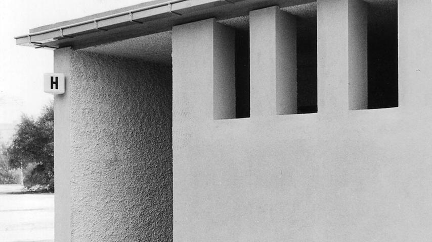 In den 1960-er Jahren achtete man in Nürnberg weniger auf Eleganz, sondern eher auf Zweckmäßigkeit. Betitelt wurde dieses Bild 1962 mit "der stilvoll schlichte Neubau am Luitpoldhain". Schon damals kostete ein Neubau solch einer WC-Anlage 60.000 DM.