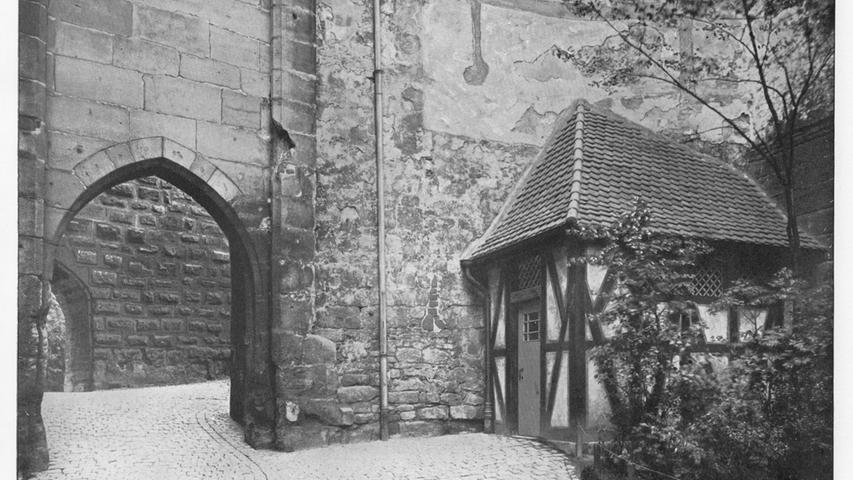 Nürnbergs Besucher konnten bereits Anfang des 20. Jahrhunderts auf das Klo für alle Fälle vertrauen. Damals hieß es halt noch Bedürfnisanstalt. Das Bild zeigt ein Klohäuschen am Vestnertor.