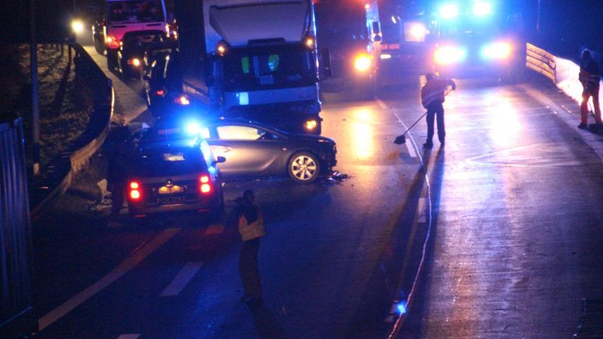 Folgenschwerer Unfall mit drei Fahrzeugen: A73 stundenlang gesperrt