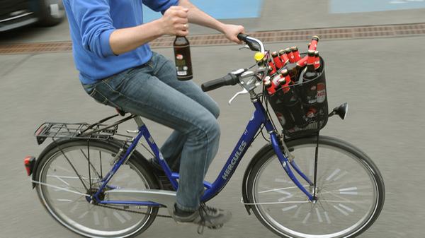 Betrunkene Radfahrer begehen keine Ordnungswidrigkeit aus dem Bußgeldkatalog, sondern eine Straftat: Ab 1,6 Promille sind sie absolut fahruntüchtig. Treten Ausfallerscheinungen wie Fahrfehler oder ein Unfall ein, dann gilt dies auch für geringere Alkoholisierung. Radler können dann ihren Führerschein verlieren oder ein Verbot auferlegt bekommen.
