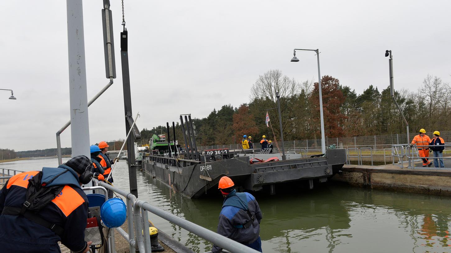 In der Nacht beschädigte ein Frachtschiff am Main-Donau-Kanal die Schleuse Erlangen so schwer, dass der Verkehr auf dem Kanal für etwa eine Woche gestoppt werden muss.