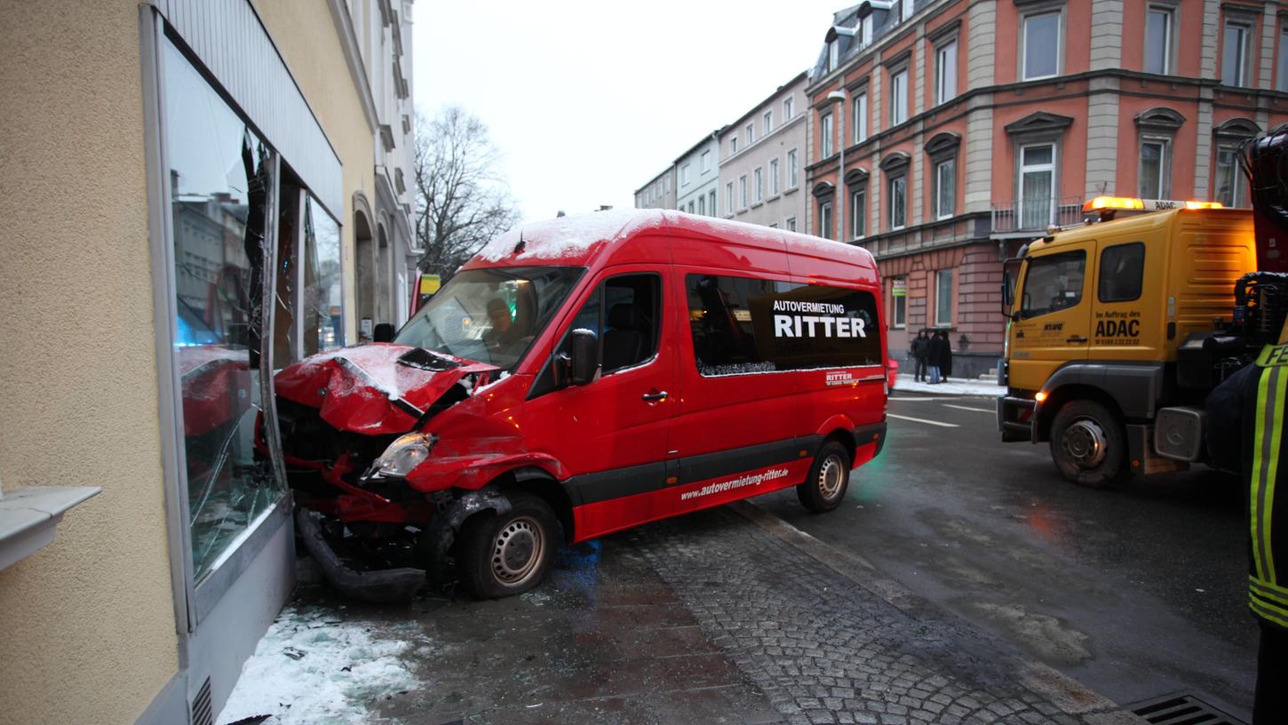 Verkehrsunfall in Hof: Mit Karacho ins Schaufenster