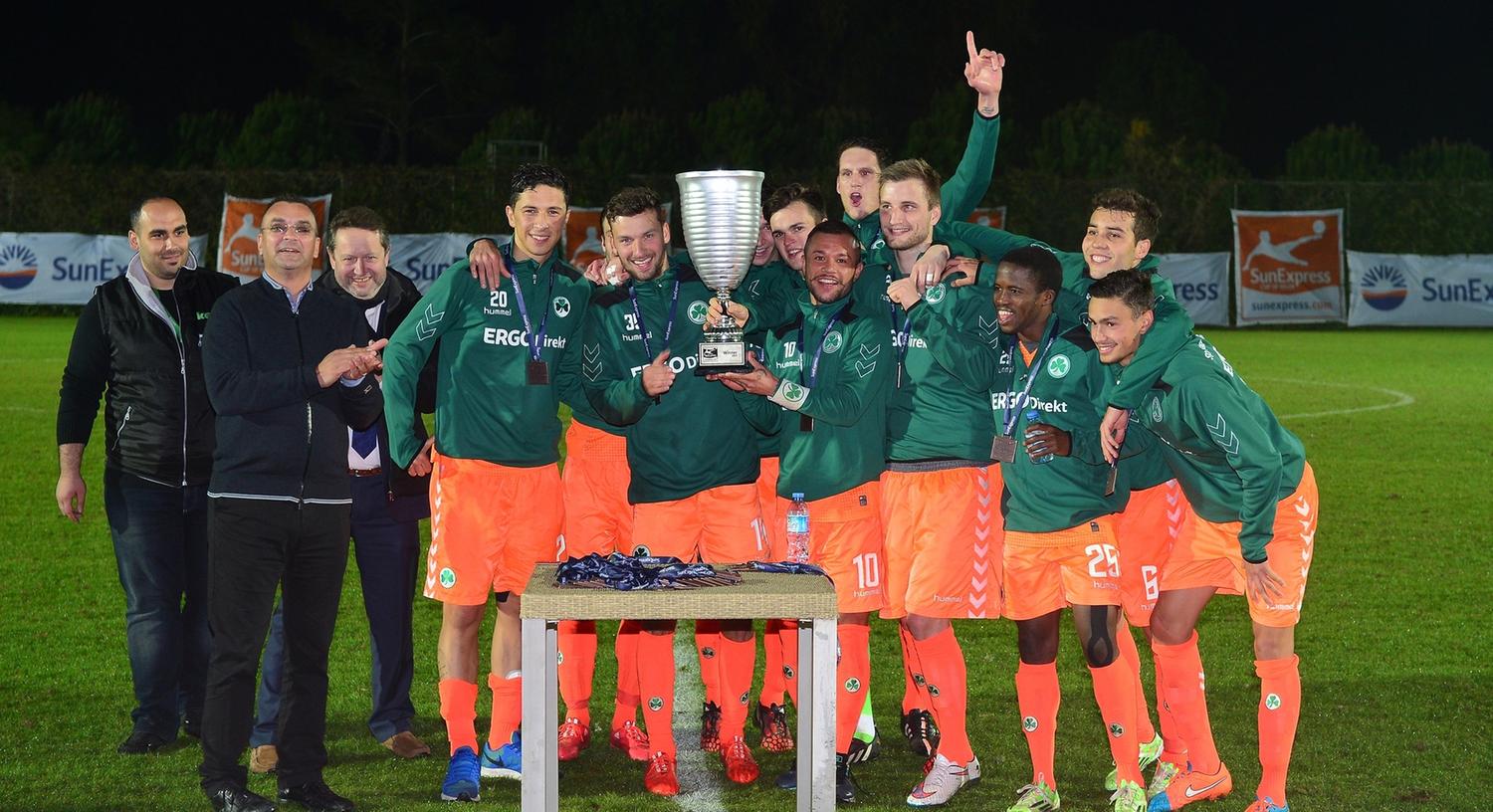 Perfekter Abschluss des Fürther Trainingslagers: Mit einem 4:2-Erfolg gegen Bern sicherte sich das Kleeblatt den SunExpress Cup.