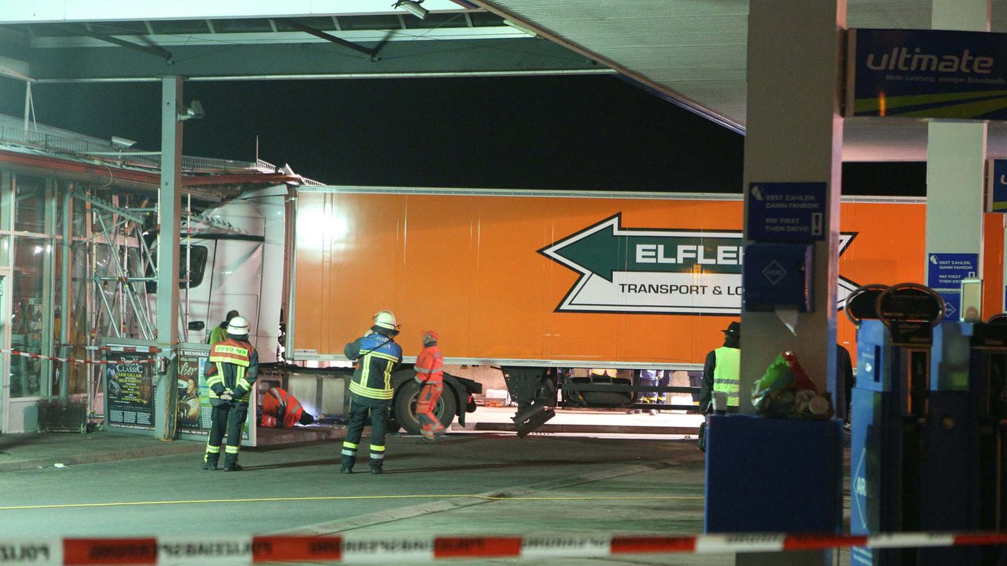 Am Freitagabend krachte ein Lastwagen in den Verkaufsraum einer Tankstelle auf der A3 bei Würzburg.