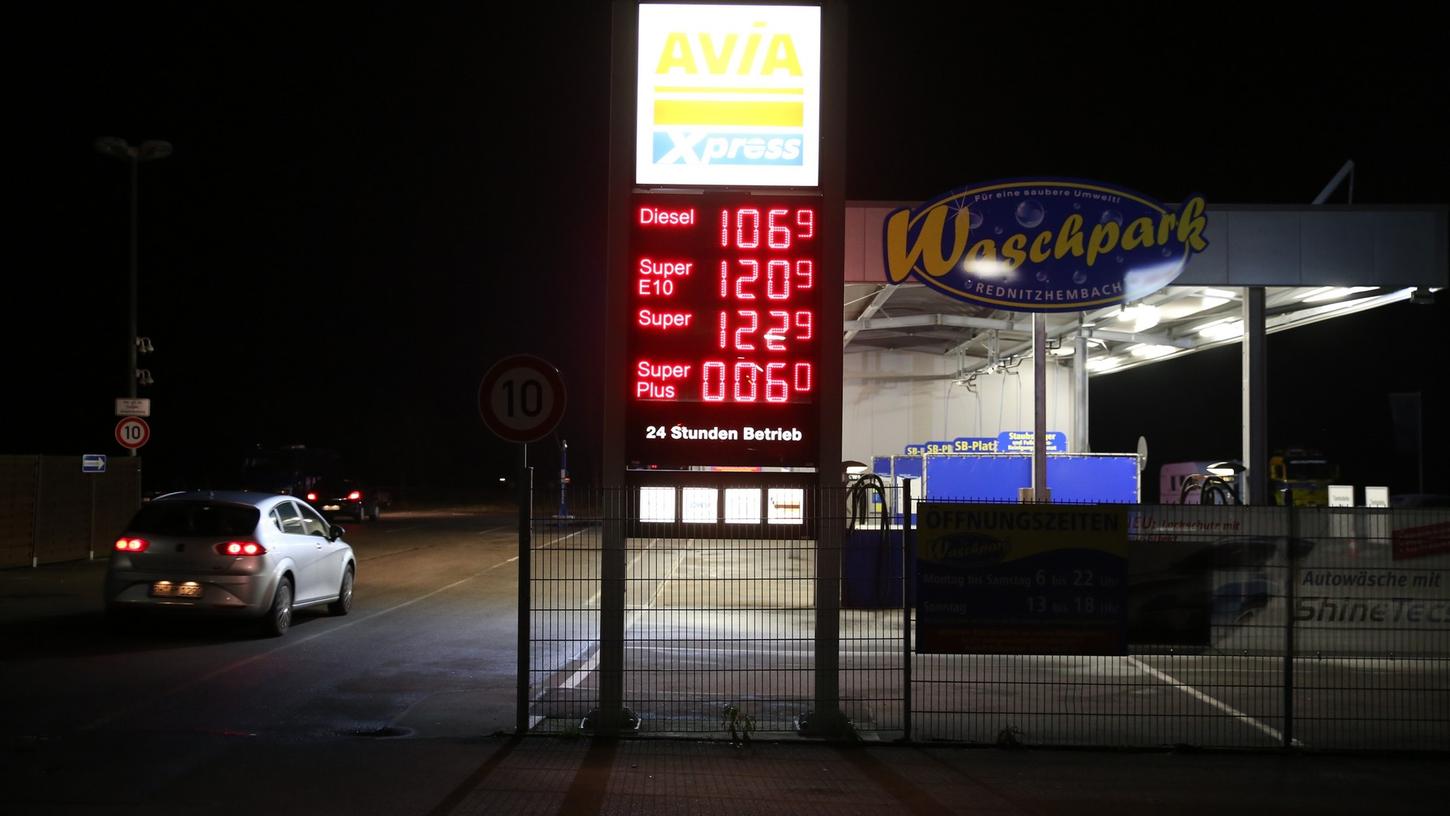 Glücklich durfte sich schätzen, wer zufällig vorbeikam, als der Liter "Super Plus"-Benzin bei Avia, wie hier in Rednitzhembach, nur 6 Cent kostete.