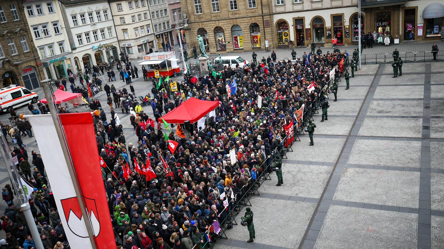 Am Samstag versammeln sich Anhänger der Partei "Der Dritte Weg" in Bamberg. Eine Gegendemonstration hat der deutsche Gewerkschaftsbund mit dem "Fest für Demokratie" ins Leben gerufen. (Symbolbild) Am Samstag versammeln sich Anhänger der Partei "Der Dritte Weg" in Bamberg. Eine Gegendemonstration hat der deutsche Gewerkschaftsbund mit dem "Fest für Demokratie" ins Leben gerufen. (Symbolbild)