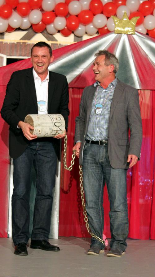 Ludwig Nagel (rechts) bekam als Bürgermeister des Nachbarorts Hemhofen einen Betonklotz mit Kette ans Bein gebunden. Sein Amtskollege Ludwig Wahl aus Röttenbach half ihm tragen.