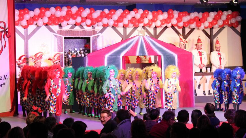 Als bunte Clowns präsentierten sich die kleinsten Karnevalisten von den "Bambinis".