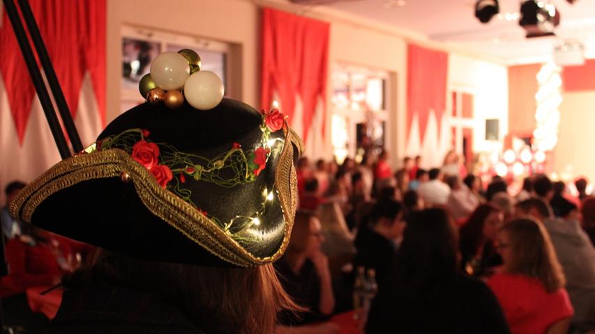 Narrenkappe mal anders: Diese Besucherin hatte ihren Hut mit Lichtern zum Blickfang gestaltet.