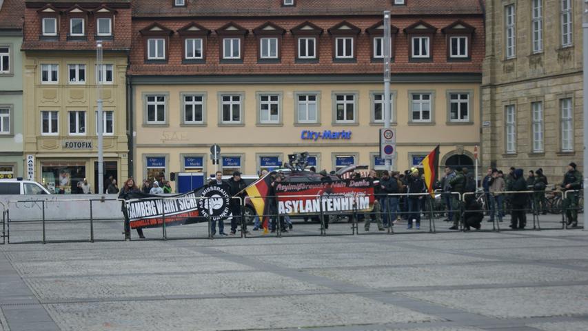 Auf den Plakaten und Bannern der Rechten fanden sich Parolen wie "Asylmissbrauch? Nein Danke!".