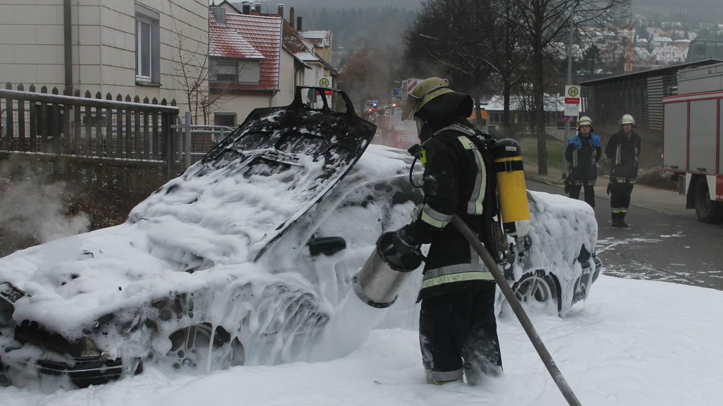 Die Einsatzkräfte der Feuerwehr brachten die Flammen mit Löschschaum unter Kontrolle.