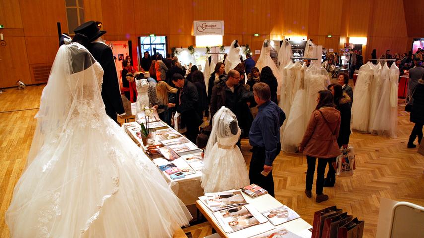 Ein Kleid für die Braut, ein Anzug für den Bräutigam, stilvolle Einladungskarten und nicht zuletzt die Ringe - ein Paar, das den Bund fürs Leben schließen möchte, hat einiges zu organisieren. Viele Anregungen bekommen Verliebte bei der Hochzeitsmesse "Just Married" in der Nürnberger Meistersingerhalle.