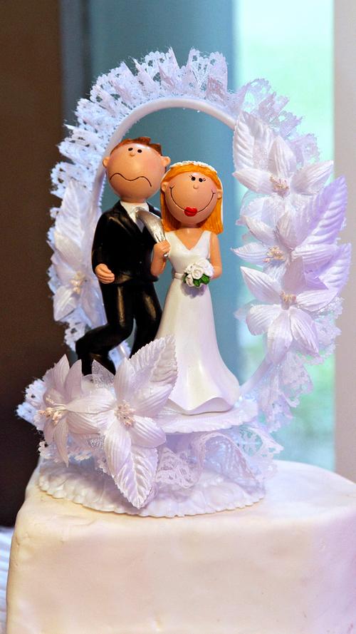 Ob witzig wie hier oder eher klassisch - auf die Hochzeitstorte gehören Miniatur-Brautleute.
