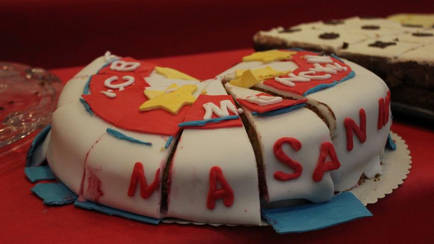 Beim 25-teiligen Kuchen-Buffet durfte auch eine "Mia san mia"-Torte nicht fehlen.