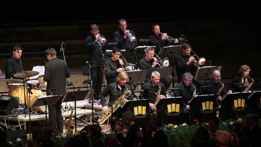 Im großen Saal der Meistersingerhalle spielte die 20-köpfige Big Band "Music for Life" unter musikalischer Leitung von Wolfgang Hutterer aus Lauf und Michael Sikora aus Röthenbach.
