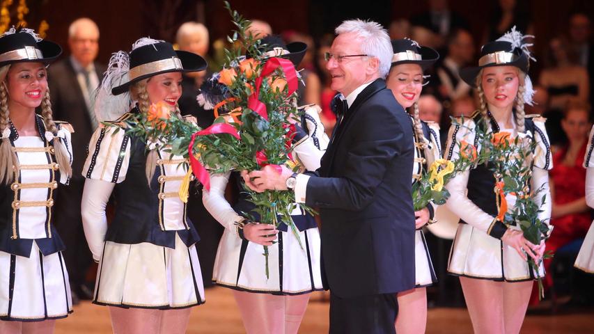 Für Uni-Präsident Karl-Dieter Grüske war es nach 13 Jahren das letzte Mal als Gastgeber des Winterballs. Ende März geht er in Ruhestand. Den Tänzerinnen der Tanzsportgarde Coburger Mohr überreichte er nach ihrem Auftritt Rosen.