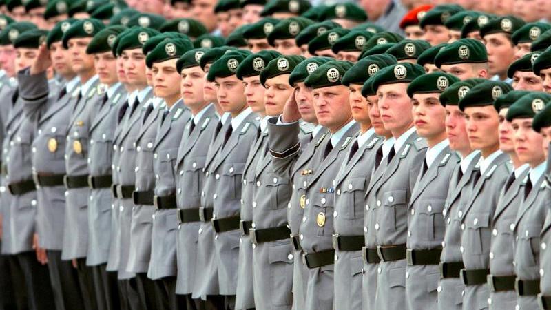 Die Junge Union hat sich für ein "verpflichtendes Gesellschaftsjahr" für alle Schulabgänger in Deutschland ausgesprochen. Diese sollen dann selbst entscheiden, ob sie dieses in der Bundeswehr oder in einer sozialen Einrichtung absolvieren wollen.