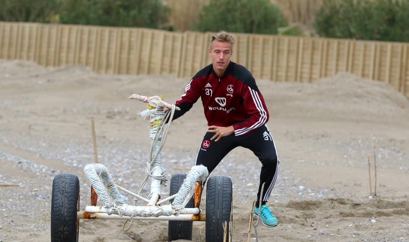 Auch das noch: Ondrej Petrak wuchtete ein Riesen-Dreirad durch den Sand. Sicher spaßig!