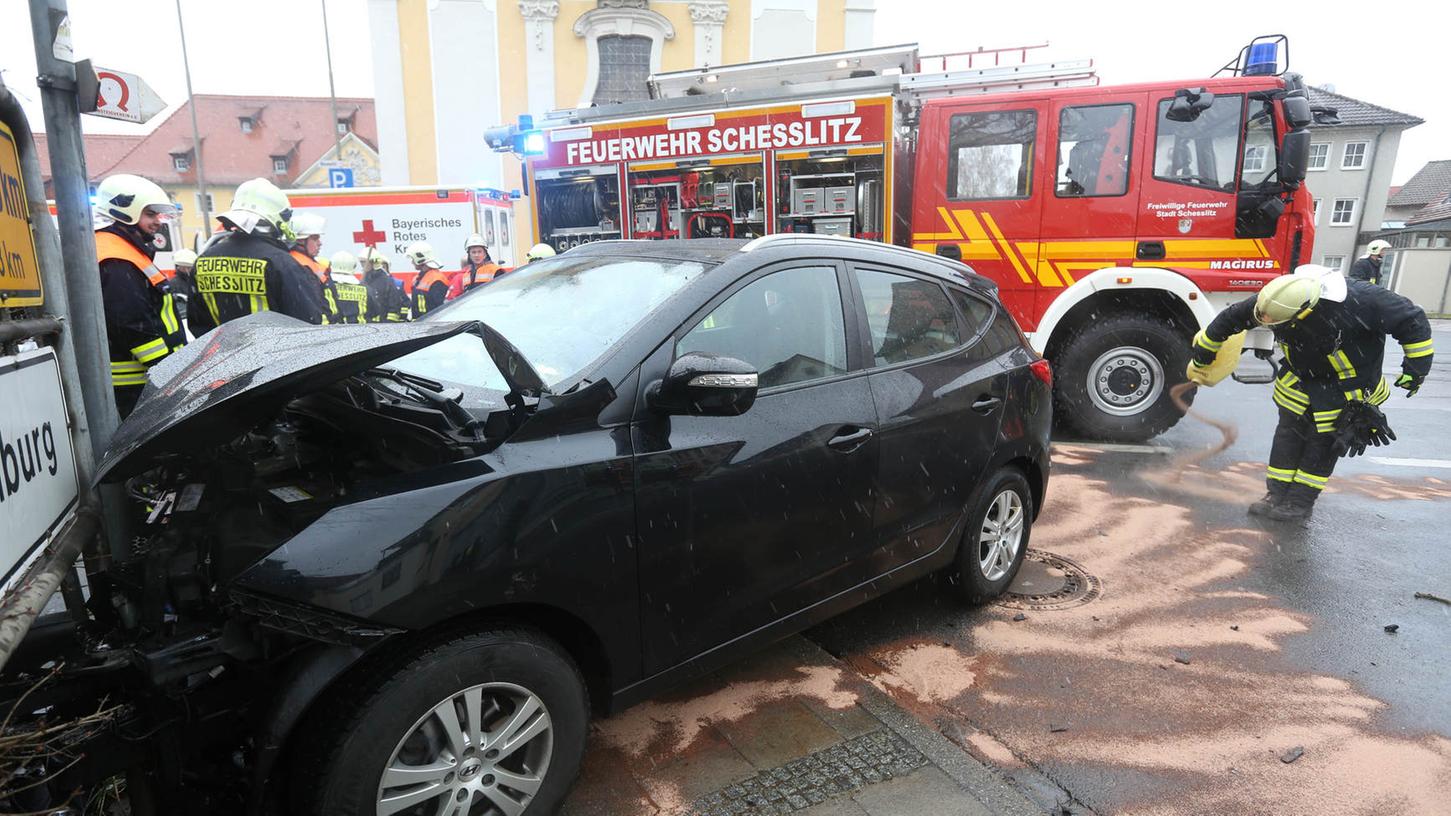 Zwei demolierte Autos, fünf Verletzte: Die Bilanz eines schweren Unfalls in Scheßlitz.