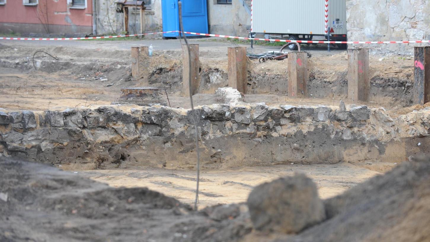 Archäologin präsentiert Fundstücke aus Klosterareal