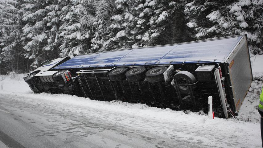 Schneeglatte Fahrbahn: Glas-Laster rutscht in Graben