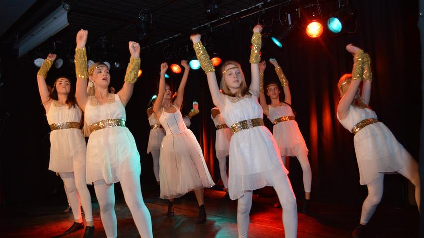 Zwei kurze Ausschnitte aus ihrer neuen Tanzshow „Der kleine Tag“ präsentierten elf Mädchen der Tanzschule „Tanzpunkt Eggolsheim“.