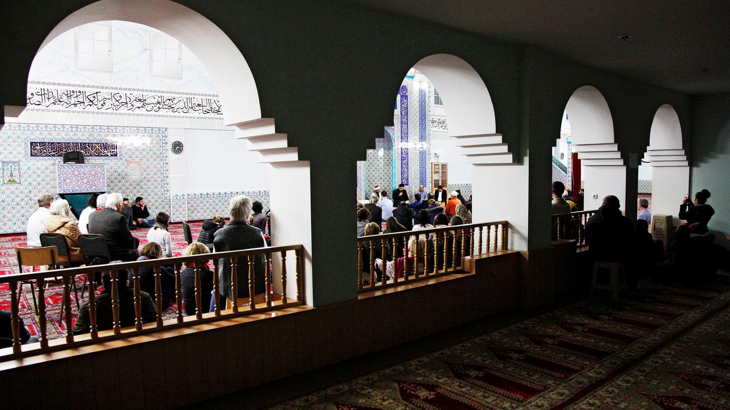 Am Montagabend trafen sich zum ersten Mal Christen und Muslime zum Friedensgebet im Gotteshaus Gotteshaus der Eyüp-Sultan-Gemeinde.