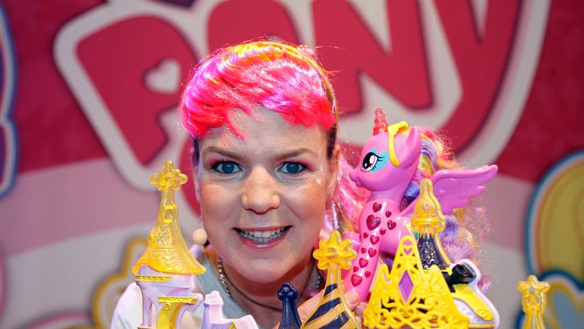 "My Little Pony" erfreut sich nicht nur im Netz wachsender Beliebtheit. Die kleinen Pferde erzeugen auch auf dem Gesicht von Comedian Mirja Boes ein Lächeln.