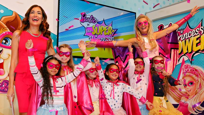 Jana Ina Zarella präsentierte die neuste Berufswahl von Barbie: Super-Prinzessin. Zahlreiche Kinder unterstützten sie in passenden Kostümen.
