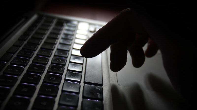Bei mindestens 1000 deutschen Online-Shops haben Cyberkriminelle beim Bestellvorgang Daten abgegriffen, teilte das Bundesamt für Sicherheit in der Informationstechnik (BSI) mit.
