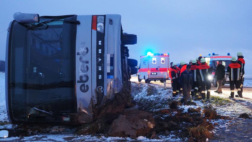 Schulbus verunglückt im Schneematsch: Vier Kinder verletzt