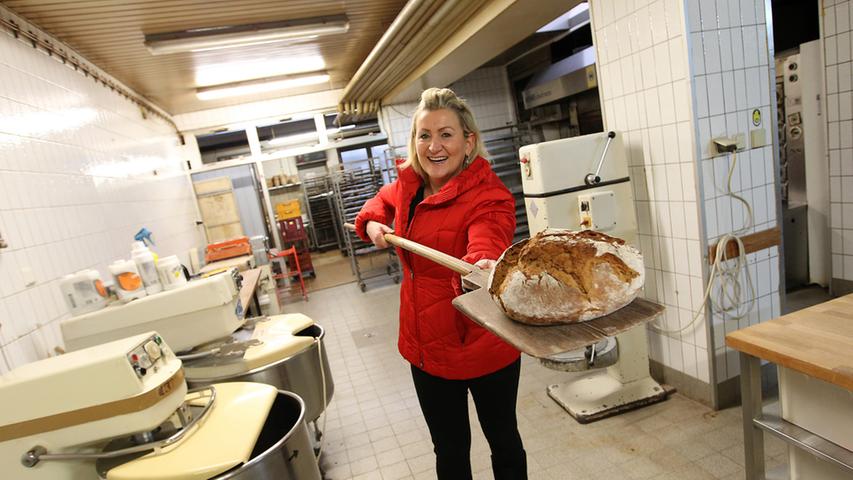 Denn Karin Engelhard ist gelernte Bäckereifachverkäuferin, „mit Schwerpunkt Mohn, Sesam, Laugengebäck.“ In der Backstube hat sie den Brotschieber schneller in der Hand, als Maria Lieb schauen kann. „Das ist ein Weib“, entfährt es der Bäckersfrau anerkennend.