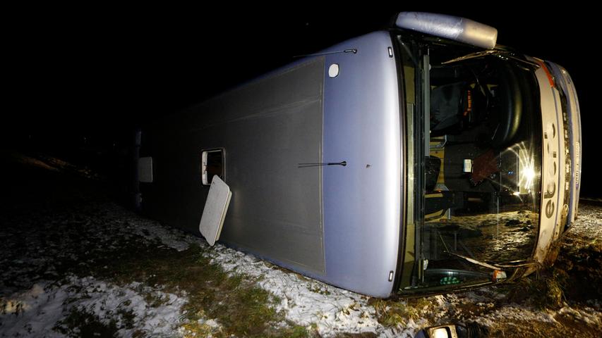 Schulbus verunglückt im Schneematsch: Vier Kinder verletzt