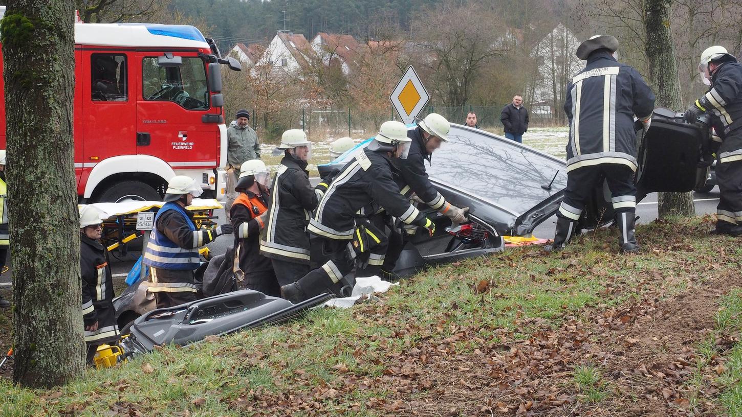 Ein schwerer Verkehrsunfall ereignete sich am Mittwoch auf der Staatstraße nahe Pleinfeld. Ein Lieferwagen und ein Kombi krachten zusammen, wodurch eine 43-Jährige in ihrem Auto eingeklemmt wurde.