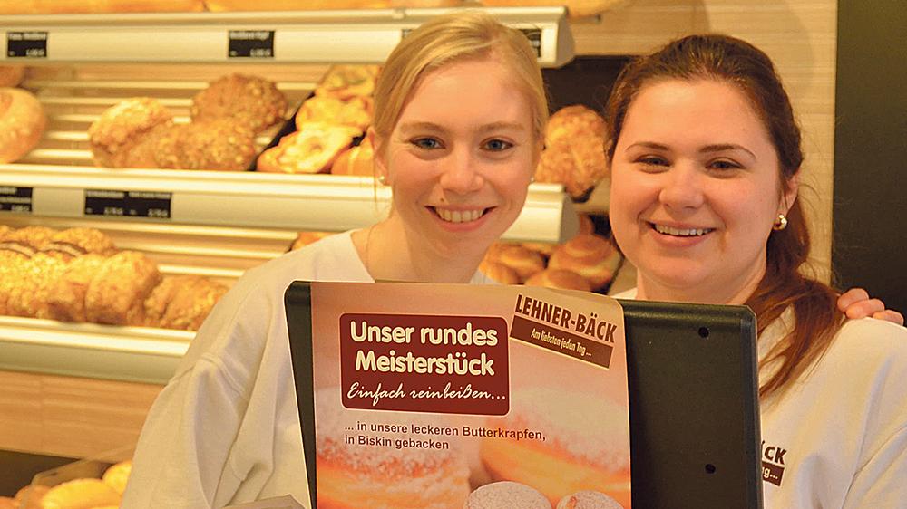 Freundlichkeit ist Trumpf – auch bei den Bäckereifachverkäuferinnen Linda und
Violetta (v. li.). Die Weißenburger Geschäfte landen damit im bundesweiten Vergleich auf dem stolzen dritten Platz. Freundlichkeit ist Trumpf – auch bei den Bäckereifachverkäuferinnen Linda und
Violetta (v. li.). Die Weißenburger Geschäfte landen damit im bundesweiten Vergleich auf dem stolzen dritten Platz.
