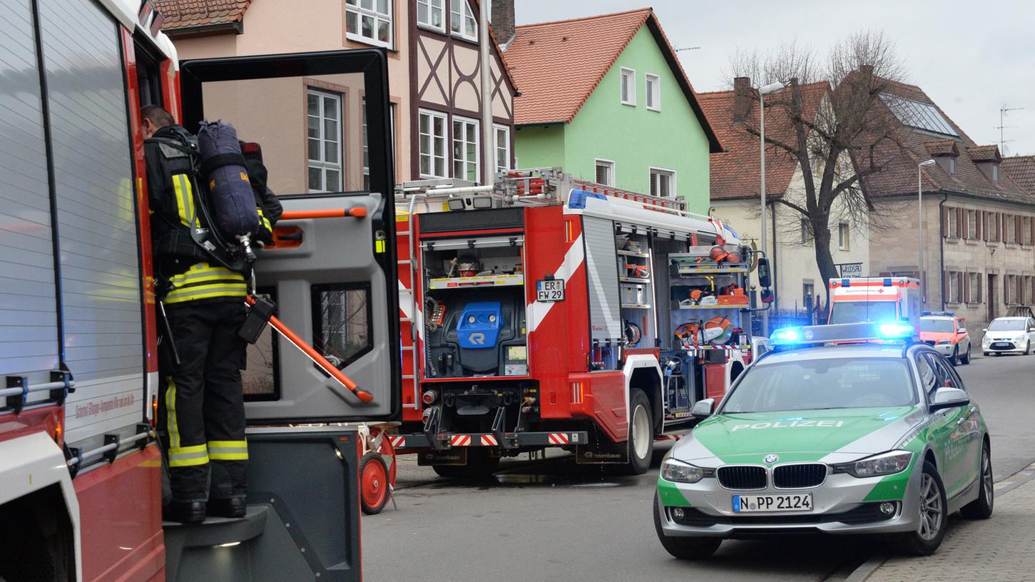 Starke Rauchentwicklung aus einer Erdgeschosswohnung in Büchenbach meldeten Nachbarn am Mittwoch der Feuerwehr. Die rückte gleich mit großer Mannschaft an.