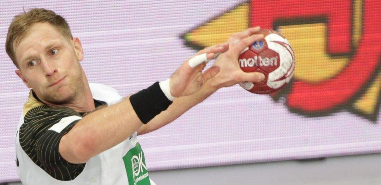 Und gleich schlägt der Ball im Tor ein: Der deutsche Handballnationalspieler Steffen Weinhold aus Fürth ist bei der WM in Katar.