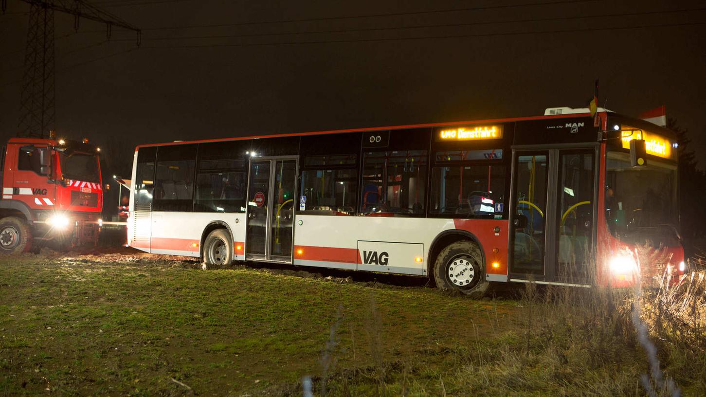 Endstation! VAG-Bus bleibt in Fürther Gemüseacker stecken Endstation! VAG-Bus bleibt in Fürther Gemüseacker stecken