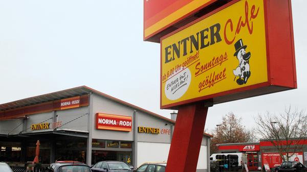 Die fränkische Traditions-Bäckerei Entner ist seit April 2018 Geschichte. Zunächst hatte das Unternehmen noch versucht, sich mit verändertem Sortiment und einem Insolvenzverfahren in Eigenverantwortung zu retten, musste 2018 jedoch zum zweiten Mal innerhalb von nur drei Jahren Insolvenz anmelden - zu viel für das Traditionsunternehmen, das in seiner Blüte über 46 Filialen in der Region und deutlich über 250 Beschäftigte hatte.