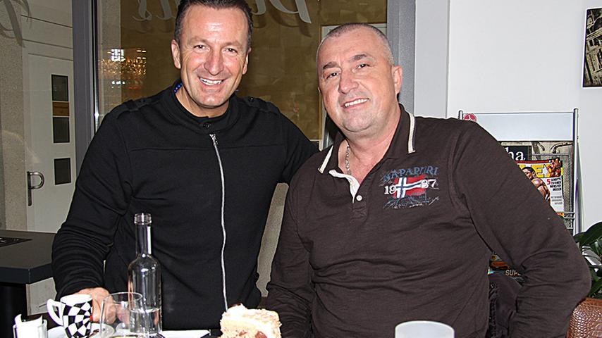 Die gemütliche Atmosphäre der Café Bar "Pintus" genießt Armin Husic (rechts) seit 19 Jahren. Jeden Tag lässt er sich die leckeren selbstgebackenen Torten in der Ludwigsstraße 39 schmecken. Vor Jahren hatte der 43-Jährige selbst ein Bistrocafé in der Südstadt, doch war ihm das zu stressig: "Ich hatte keine Lust mehr. Jetzt genieße ich lieber hier den Kuchen." Doch die Café Bar "Pintus" kann auch anders: Bei Club-Spielen ist hier die Hölle los! "Ich bin bei jedem Spiel dabei und trinke etwas", sagt Husic. Auch Chef Safet Kolasinac genießt den Trubel im "Pintus": Er ist Gastwirt von Kopf bis Fuß. "Ich liebe die Lebhaftigkeit und den Kontakt zu meinen Gästen", sagt der 39-Jährige. Eigentlich ist er gelernter Zahnarzt - die Leidenschaft zur Gastwirtschaft entdeckte er vor 20 Jahren. Die gemütliche Atmosphäre der Café Bar "Pintus" genießt Armin Husic (rechts) seit 19 Jahren. Jeden Tag lässt er sich die leckeren selbstgebackenen Torten in der Ludwigsstraße 39 schmecken. Vor Jahren hatte der 43-Jährige selbst ein Bistrocafé in der Südstadt, doch war ihm das zu stressig: "Ich hatte keine Lust mehr. Jetzt genieße ich lieber hier den Kuchen." Doch die Café Bar "Pintus" kann auch anders: Bei Club-Spielen ist hier die Hölle los! "Ich bin bei jedem Spiel dabei und trinke etwas", sagt Husic. Auch Chef Safet Kolasinac genießt den Trubel im "Pintus": Er ist Gastwirt von Kopf bis Fuß. "Ich liebe die Lebhaftigkeit und den Kontakt zu meinen Gästen", sagt der 39-Jährige. Eigentlich ist er gelernter Zahnarzt - die Leidenschaft zur Gastwirtschaft entdeckte er vor 20 Jahren.