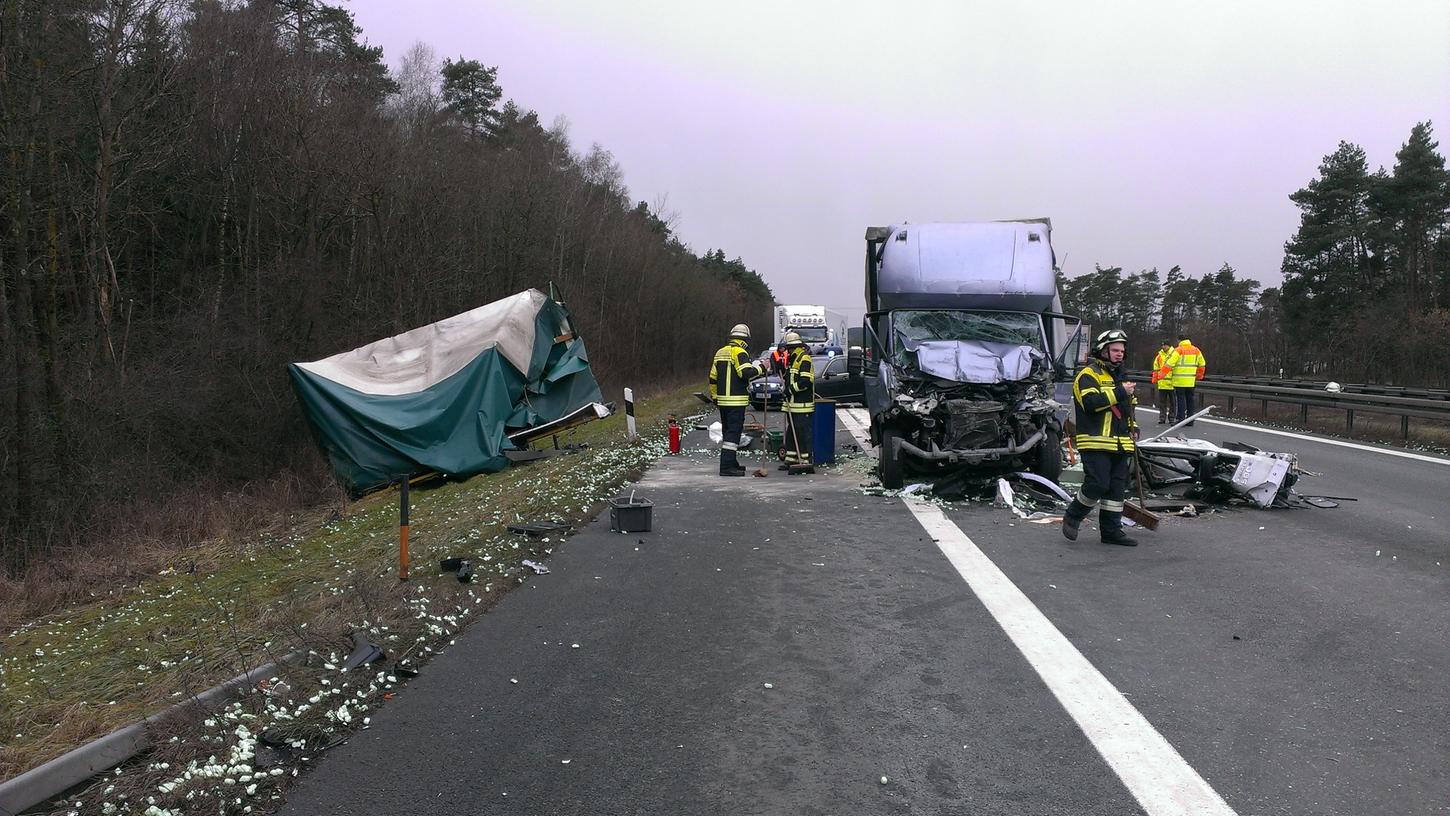 Lkw krachte in Sattelzüge: Unfallserie auf A6 sorgte für Stau